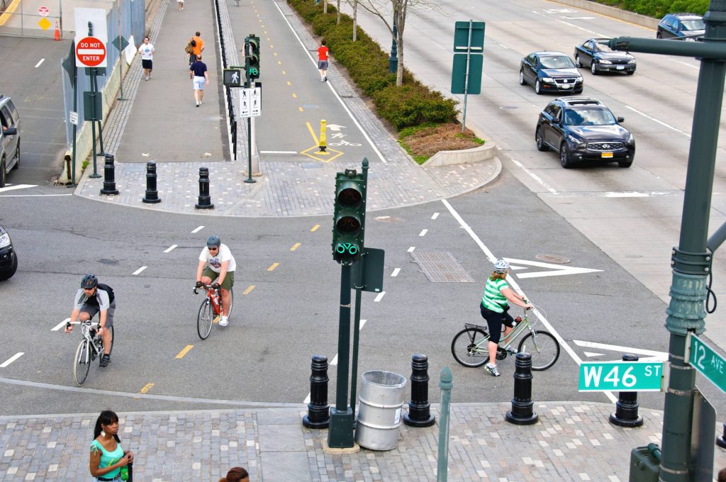 image d'une piste cyclable dans une ville - piétons, voitures, cyclistes ensemble avec leurs propres voies.